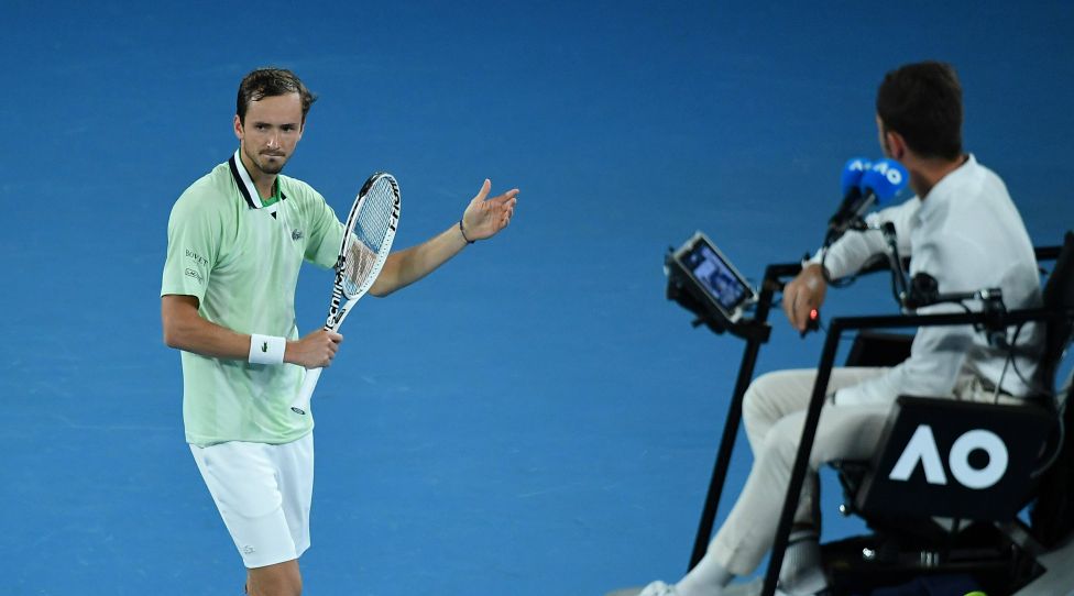 Daniil Medvedev arguing with the umpire after obscene gesture with his arm TENNIS : Australian Open 2022 - 28 janvier AntoineCouvercelle/Panoramic PUBLICATIONxNOTxINxFRAxITAxBEL