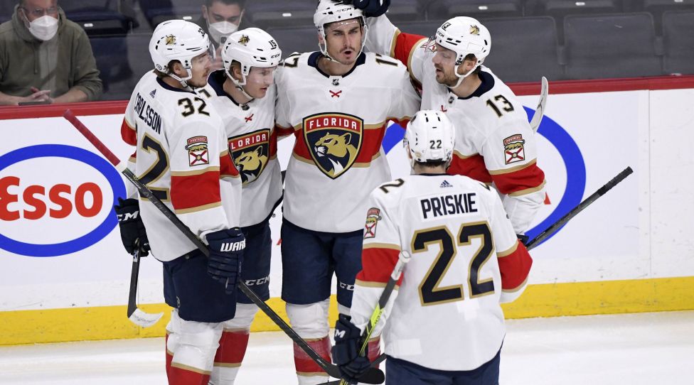 January 25, 2022, WINNIPEG, MANITOBA, CANADA: Florida Panthers Mason Marchment 17 celebrates his goal against the Winnipeg Jets with Lucas Carlsson 32, Anton Lundell 15, Sam Reinhart 13 and Chase Priskie 22 during the first period of NHL, Eishockey Herren, USA action in Winnipeg on Tuesday, January 25, 2022. Canada News - January 25, 2022 PUBLICATIONxINxGERxSUIxAUTxONLY - ZUMAc35_ 20220125_zaf_c35_065 Copyright: xFredxGreensladex