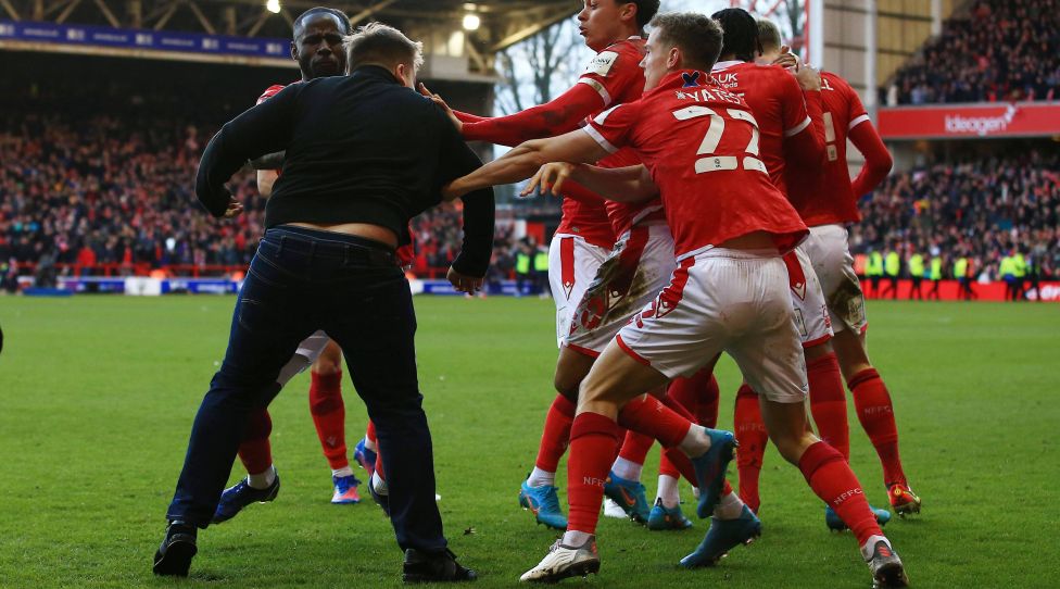 Mandatory Credit: Photo by Matt West/Shutterstock 12789168cc A Leicester City fan gets on to the pitch after Joe Worrall of Nottingham Forest scored his goal to make it 3-0 Nottingham Forest v Leicester City, Emirates FA Cup, Fourth Round, Football, City Ground, Nottingham, UK - 06 February 2022 EDITORIAL USE ONLY No use with unauthorised audio, video, data, fixture lists, club/league logos or live services. Online in-match use limited to 120 images, no video emulation. No use in betting, games or single club/league/player publications. Nottingham Forest v Leicester City, Emirates FA Cup, Fourth Round, Football, City Ground, Nottingham, UK - 06 February 2022 EDITORIAL USE ONLY No use with unauthorised audio, video, data, fixture lists, club/league logos or live services. Online in-match use limited to 120 images, no video emulation. No use in betting, games or single club/league/player publications. PUBLICATIONxINxGERxSUIxAUTXHUNxGRExMLTxCYPxROMxBULxUAExKSAxONLY Copyright: xMattxWest/Shutterstockx 12789168cc