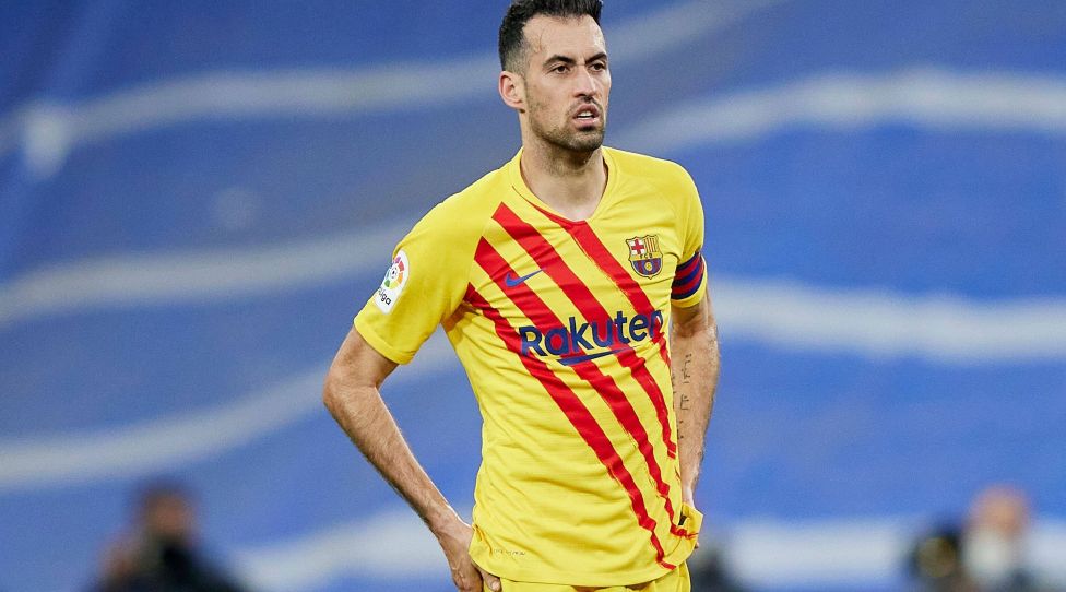 Mandatory Credit: Photo by Pressinphoto/Shutterstock 12859387bm Sergio Busquets of FC Barcelona, Barca Real Madrid v FC Barcelona, La Liga 2021-2022, date 29. Football, Santiago Bernabeu Stadium, Madrid, Spain - 20 Mar 2022 EDITORIAL USE ONLY No use with unauthorised audio, video, data, fixture lists outside the EU, club/league logos or live services. Online in-match use limited to 45 images 15 in extra time. No use to emulate moving images. No use in betting, games or single club/league/player publications/services. Real Madrid v FC Barcelona, La Liga 2021-2022, date 29. Football, Santiago Bernabeu Stadium, Madrid, Spain - 20 Mar 2022 EDITORIAL USE ONLY No use with unauthorised audio, video, data, fixture lists outside the EU, club/league logos or live services. Online in-match use limited to 45 images 15 in extra time. No use to emulate moving images. No use in betting, games or PUBLICATIONxINxGERxSUIxAUTXHUNxGRExMLTxCYPxROMxBULxUAExKSAxONLY Copyright: xPressinphoto/Shutterstockx 12859387bm