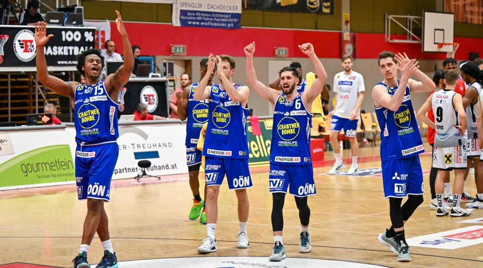 WELS,AUSTRIA,03.MAY.22 - BASKETBALL - BSL, Basketball Superliga, play off, quarterfinal, Flyers Wels vs Swans Gmunden. Image shows the rejoicing of team Gmunden. Photo: GEPA pictures/ Christian Moser