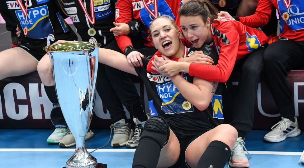 HARD,AUSTRIA,07.MAY.22 - HANDBALL - OEHB Cup Final Four, final, women, Hypo Niederoesterreich vs UHC Stockerau. Image shows the rejoicing of Stefanie Kaiser and Anna Hajgato (Hypo NOE). Keywords: trophy.  Photo: GEPA pictures/ Oliver Lerch