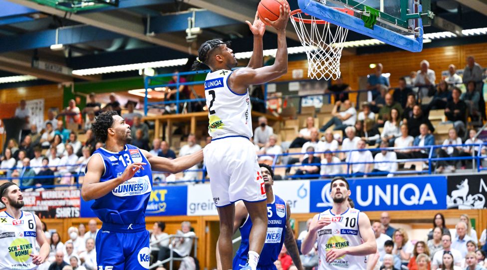 GMUNDEN,AUSTRIA,08.MAY.22 - BASKETBALL - BSL, Basketball Superliga, play off, semifinal, Swans Gmunden vs Gunners Oberwart. Image shows Connor Cashaw (Oberwart) and Cedric Anderson (Gmunden). Photo: GEPA pictures/ Christian Moser