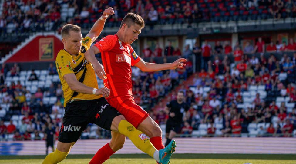 MARIA ENZERSDORF,AUSTRIA,14.MAY.22 - SOCCER - ADMIRAL Bundesliga, qualification group, FC Admira Wacker Moedling vs SCR Altach. Image shows Christoph Monschein (Altach) and Lukas Malicsek (Admira). Photo: GEPA pictures/ Johannes Friedl