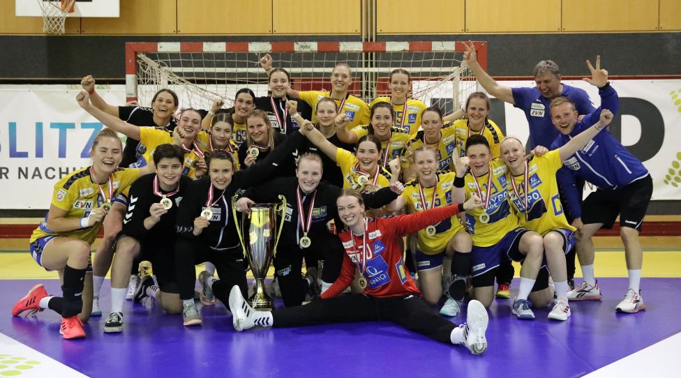 VIENNA,AUSTRIA,25.MAY.22 - HANDBALL - WHA, Meisterliga, final, WAT Atzgersdorf vs Hypo NOE. Image shows the rejoicing of the team of Hypo NOE. Keywords: medal, trophy. Photo: GEPA pictures/ Walter Luger