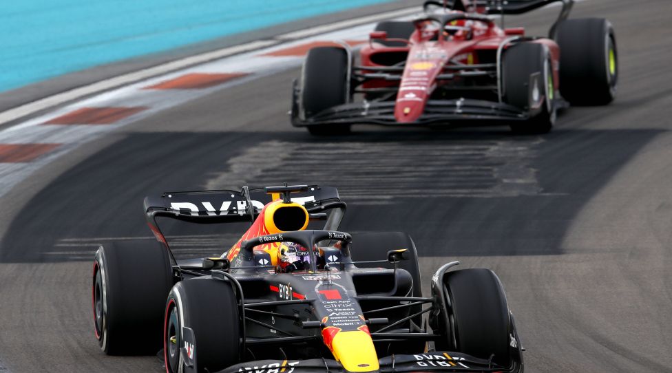 Formula 1 2022: Miami GP MIAMI INTERNATIONAL AUTODROME, UNITED STATES OF AMERICA - MAY 08: Max Verstappen, Red Bull Racing RB18, leads Charles Leclerc, Ferrari F1-75 during the Miami GP at Miami International Autodrome on Sunday May 08, 2022 in Miami, United States of America. Photo by Zak Mauger / LAT Images Images PUBLICATIONxINxGERxSUIxAUTxHUNxONLY GP2205_155559_56I6096