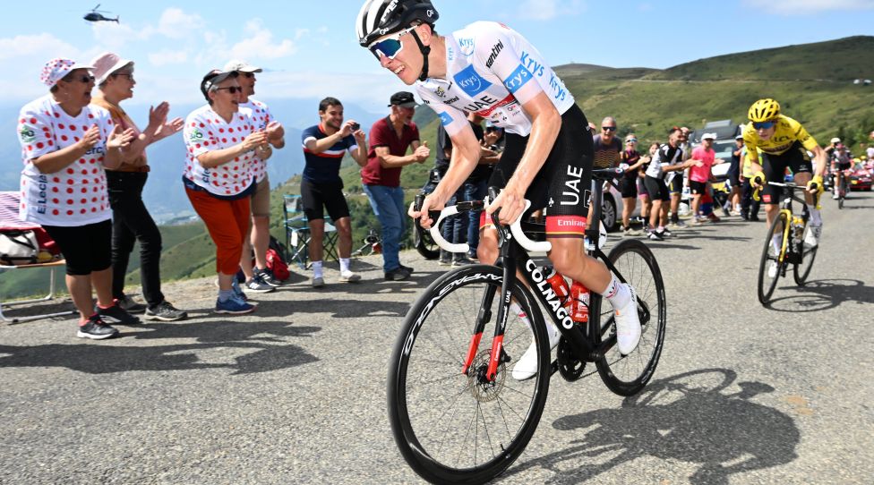 PEYRAGUDES, FRANCE - JULY 20 : Pogacar Tadej SLO of UAE Team Emirates and Vingegaard Jonas DEN of Team Jumbo-Visma during stage 17 of the 109th edition of the 2022 Tour de France cycling race, a stage of 130 kms with start in Saint-Gaudens and finish in Peyragudes on July 20, 2022 in Peyragudes, France, 20/07/2022  Motordriver Kenny Verfaillie - Tour de France 2022 - Stage 17 PhotoNews/Panoramic PUBLICATIONxINxGERxSUIxAUTxHUNxONLY