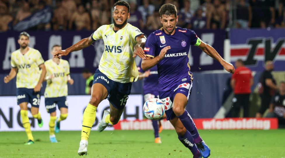 VIENNA,AUSTRIA,18.AUG.22 - SOCCER - UEFA Europa Conference League, play off, FK Austria Wien vs Fenerbahce Istanbul. Image shows Joshua King (Fenerbahce) and Lukas Muehl (A.Wien). Photo: GEPA pictures/ Michael Meindl