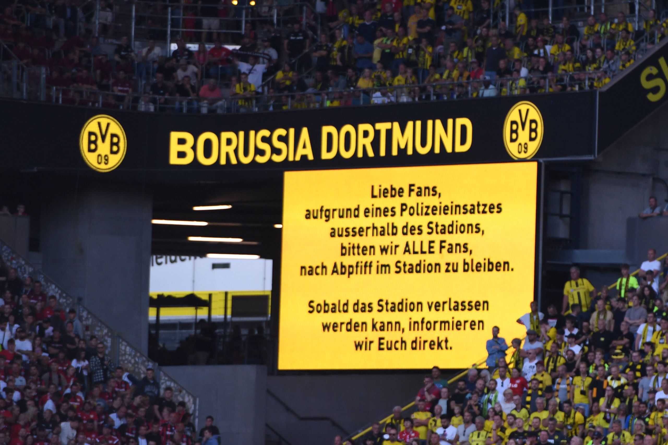 Nach Polizei-Einsatz: Fans dürfen Signal Iduna Park verspätet verlassen -  Sky Sport Austria