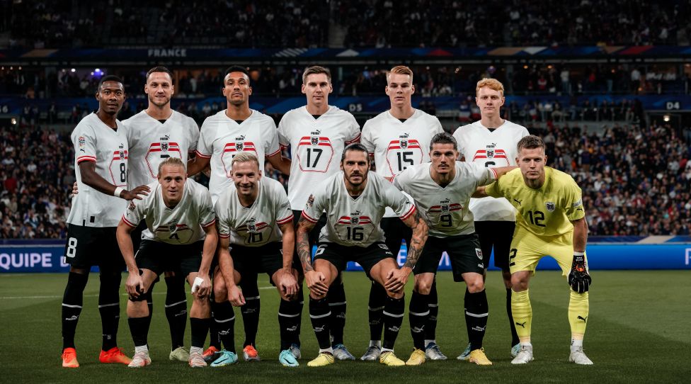 SAINT DENIS,FRANCE,22.SEP.22 - SOCCER - UEFA Nations League, OEFB international match, France vs Austria. Image shows the team of AUT with behind: David Alaba, Marko Arnautovic, Karim Onisiwo, Maximilian Woeber, Philipp Lienhart and  Nicolas Seiwald (AUT); front: Xaver Schlager, Andreas Weimann, Christopher Trimmel, Marcel Sabitzer and Patrick Pentz (AUT). Photo: GEPA pictures/ Johannes Friedl