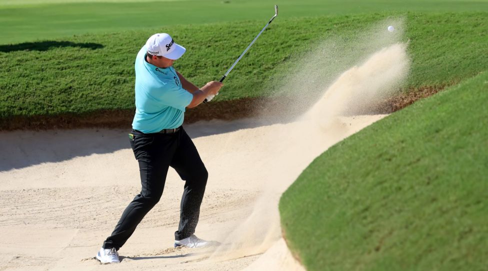 ATLANTA, GA - AUGUST 28: Sepp Straka hits out of the bunker on the 18th hole during the final round of the 2022 PGA, Golf Herren Tour Championship on August 28, 2022 at East Lake Golf Club in Atlanta, Georgia. Photo by Michael Wade/Icon SportswirePhoto by Michael Wade/Icon Sportswire GOLF: AUG 28 PGA - TOUR Championship Icon08282276