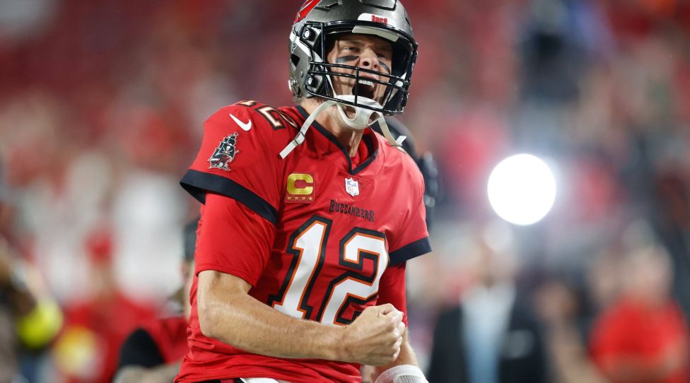 December 5, 2022, Tampa, Florida, USA: Tampa Bay Buccaneers quarterback Tom Brady 12 gets pumped up ahead of a Bucs game against the New Orleans Saints at Raymond James Stadium in Tampa on Monday, Dec. 5, 2022. Tampa USA - ZUMAs70_ 20221205_zan_s70_156 Copyright: xJeffereexWoox
