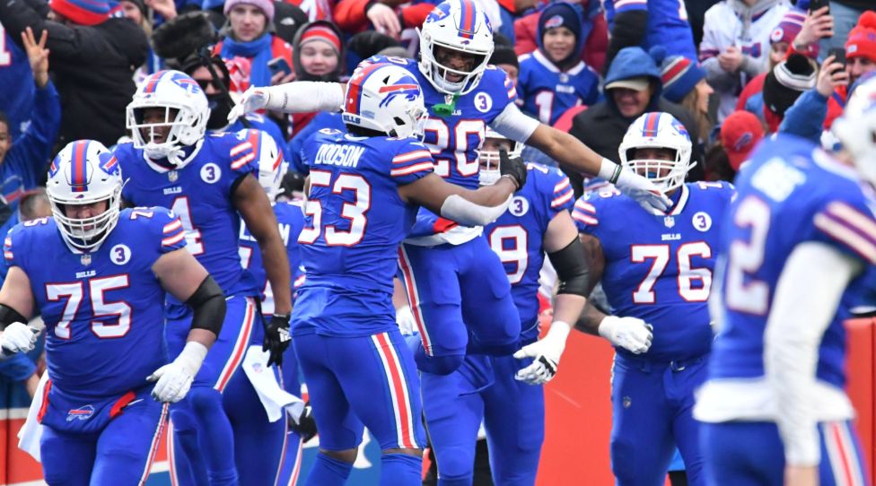 NFL, American Football Herren, USA New England Patriots at Buffalo Bills Jan 8, 2023 Orchard Park, New York, USA Buffalo Bills running back Nyheim Hines 20 is greeted by teammates after scoring his second kickoff return for a touchdown against the New England Patriots in the third quarter at Highmark Stadium. Orchard Park Highmark Stadium New York USA, EDITORIAL USE ONLY PUBLICATIONxINxGERxSUIxAUTxONLY Copyright: xMarkxKoneznyx 20230108_tdc_bk3_0486