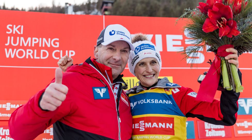 VILLACH,AUSTRIA,29.DEC.22 - NORDIC SKIING, SKI JUMPING - FIS World Cup, Silvester Tournament, ladies, normal hill. Image shows the rejoicing of coach Harald Rodlauer and Eva Pinkelnig (AUT). Photo: GEPA pictures/ Matic Klansek