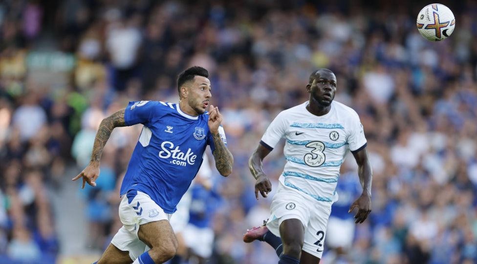 6th August 2022 Goodison Park, Liverpool, England Premier League football, Everton versus Chelsea: Dwight McNeil of Everton and Kalidou Koulibaly of Chelsea chase a through ball PUBLICATIONxNOTxINxUK ActionPlus12415411 RogerxEvans