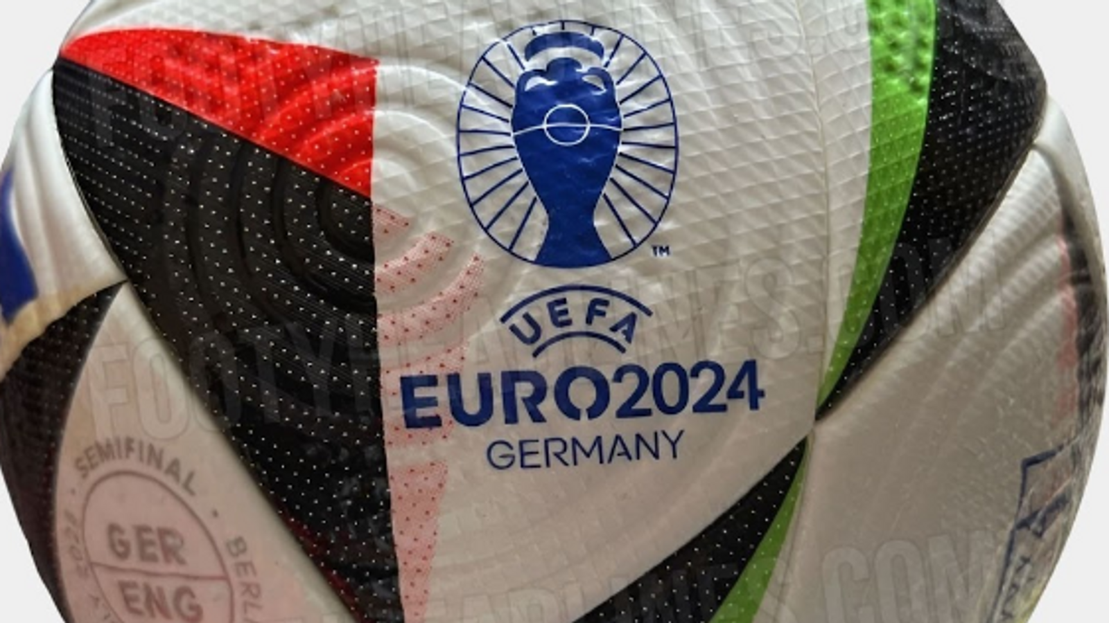 So soll der Ball bei der Heim-Europameisterschaft im kommenden Jahr aussehen (Quelle: www.footyheadlines.com).