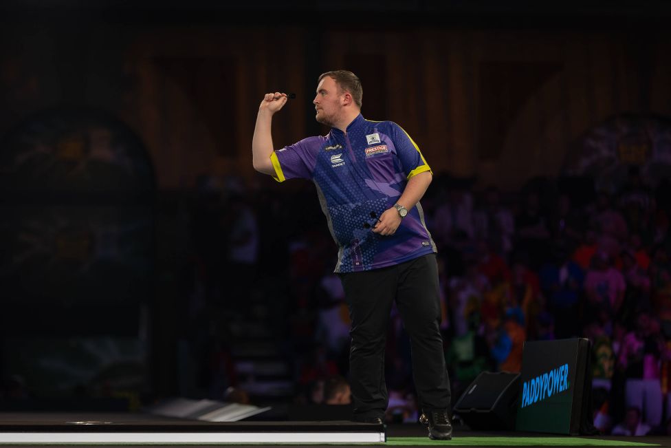 Luke Littler wirft bei den Bahrain Darts-Masters einen 9 darter.