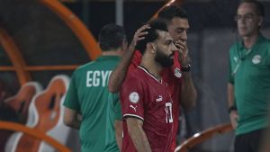 Mohamed Salah wird nach seiner Verletzung ausgewechselt