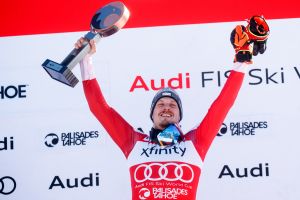 Feller mit Hand an der Slalom-Kugel nach Triumph in den USA