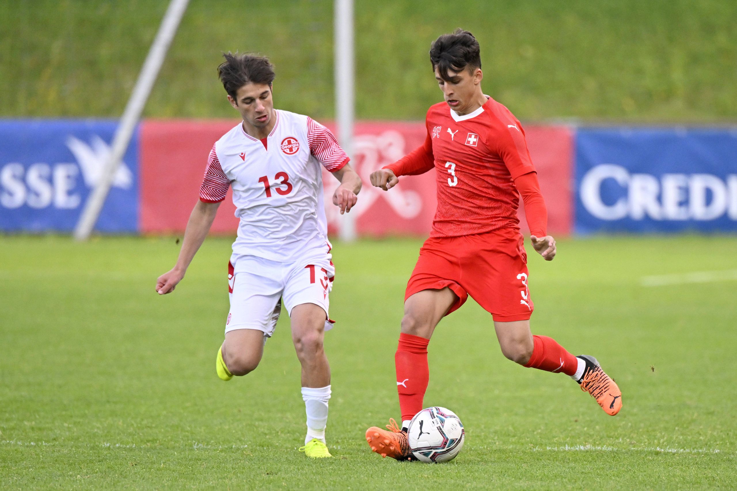 Luka Parkadze (links) im Einsatz für das U19-Nationalteam von Georgien.