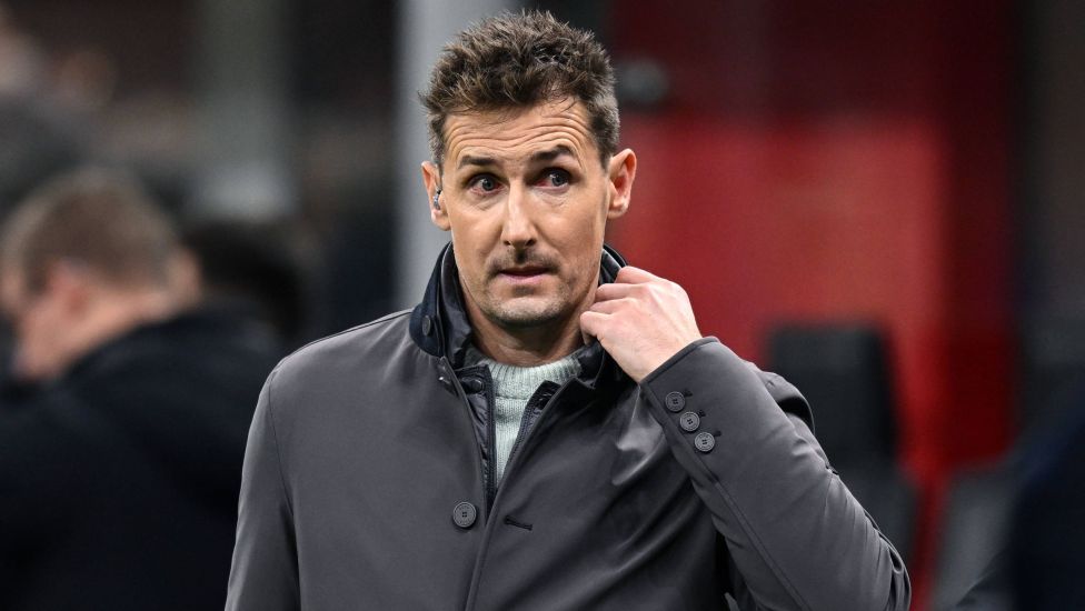 Miroslav Klose drückt beim Duell seiner Ex-Klubs Lazio die Daumen