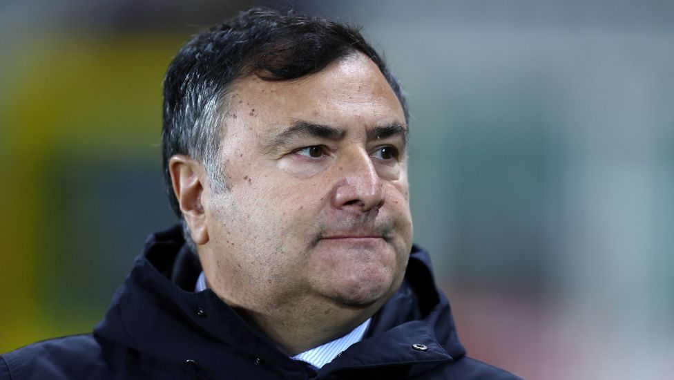Der Manager des italienischen Erstligisten Fiorentina wird nach einem Herzstillstand kurz vor einem Serie-A-Spiel bei At