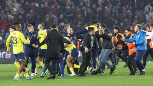 Nach den Attacken von Trabzonspor-Fans auf Spieler in der türkischen Fußball-Liga sind bisher zwölf Menschen festgenomme