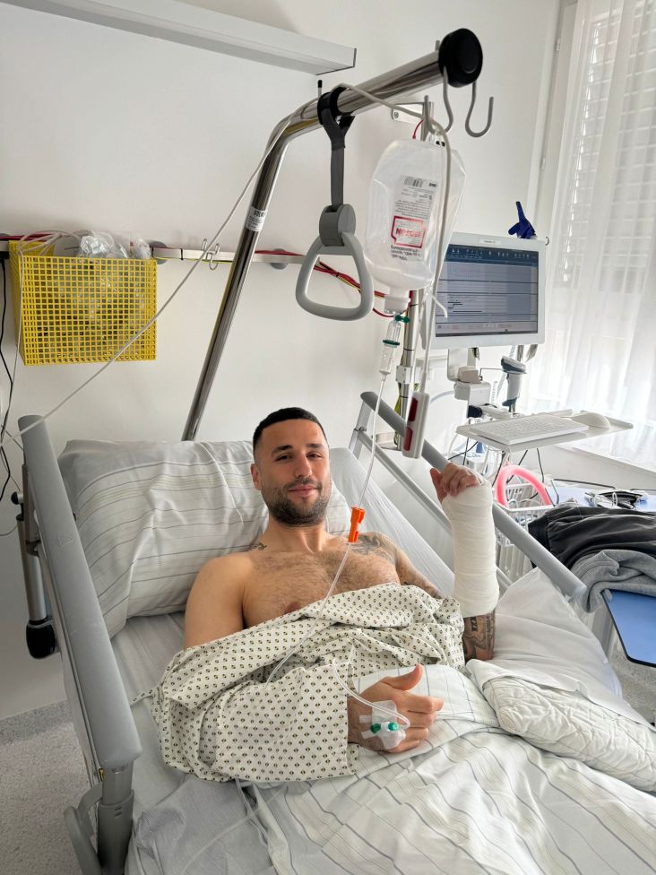 Dejan Stojanovic kann nach der Handoperation bereits wieder lächeln.