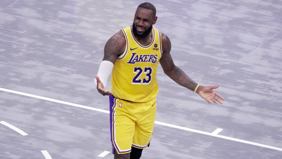 Die Basketball-Superstars LeBron James und Stephen Curry zittern in den Playins der NBA um die Meisterrunde - und könnten sogar noch aufeinandertreffen