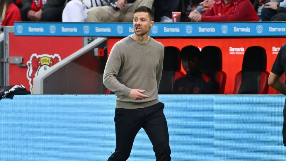 Trainer Xabi Alonso hat irritiert auf seine vierte Gelbe Karte und die damit verbundene Sperre für das nächste Spiel in der Deutschen Bundesliga von Bayer Leverkusen reagiert