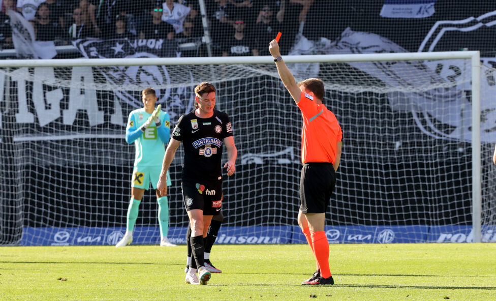 6 - Mal glatt Rot sahen Sturms Akteure in dieser Saison (Salzburg: 2)