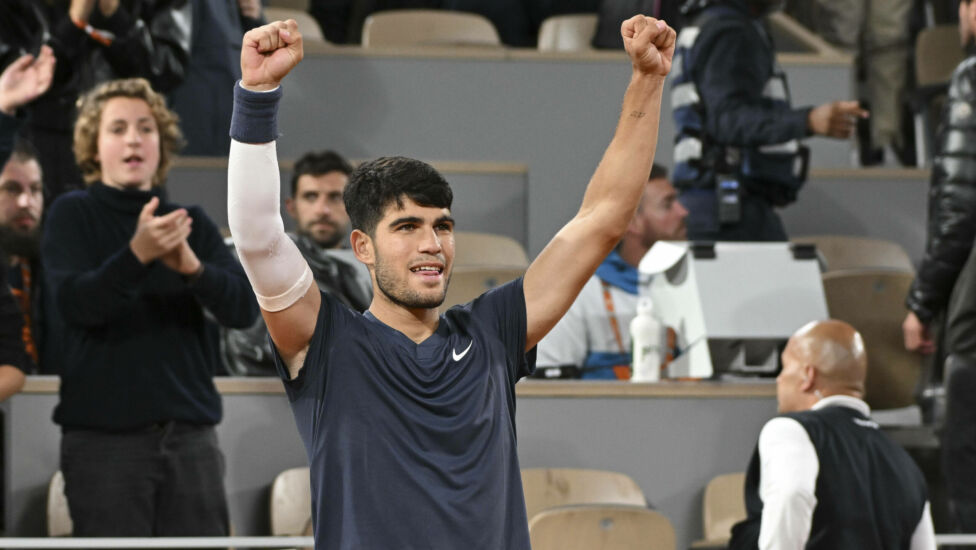 Spaniens Tennis-Star Carlos Alcaraz hat bei den French Open als erster großer Turnierfavorit mit etwas Mühe die dritte R