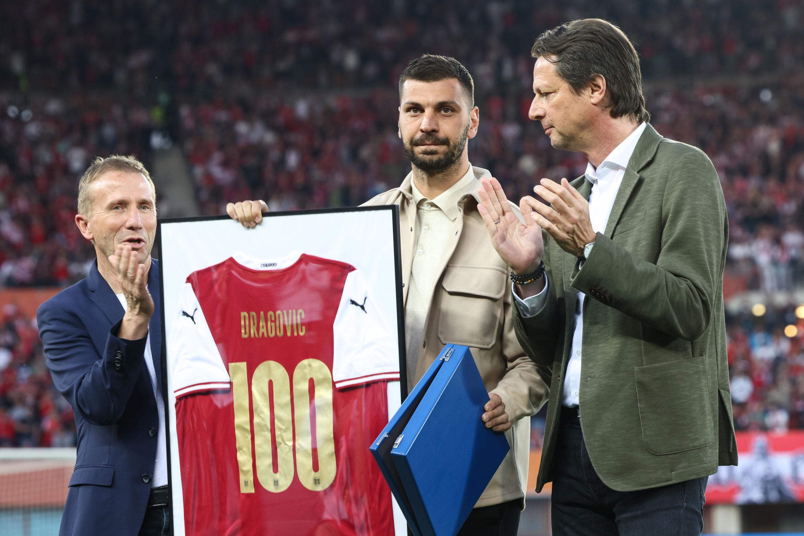 Aleksandar Dragovic wurde vom ÖFB für 100 Länderspiele geehrt | Bild: GEPA
