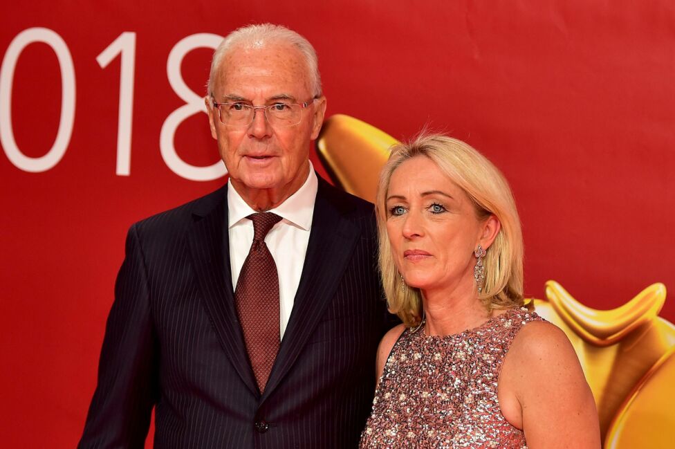 Heidi Beckenbauer trägt EM-Pokal in Münchner Arena