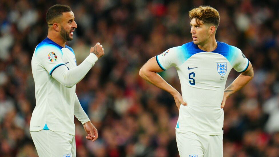 Die englische Nationalmannschaft bangt unmittelbar vor dem EM-Auftakt um Abwehrchef John Stones