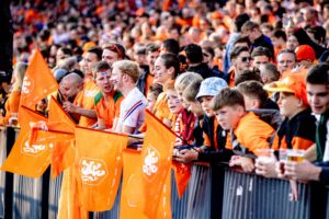 Oranje-Euphorie: 40.000 Fans marschieren durch Hamburg