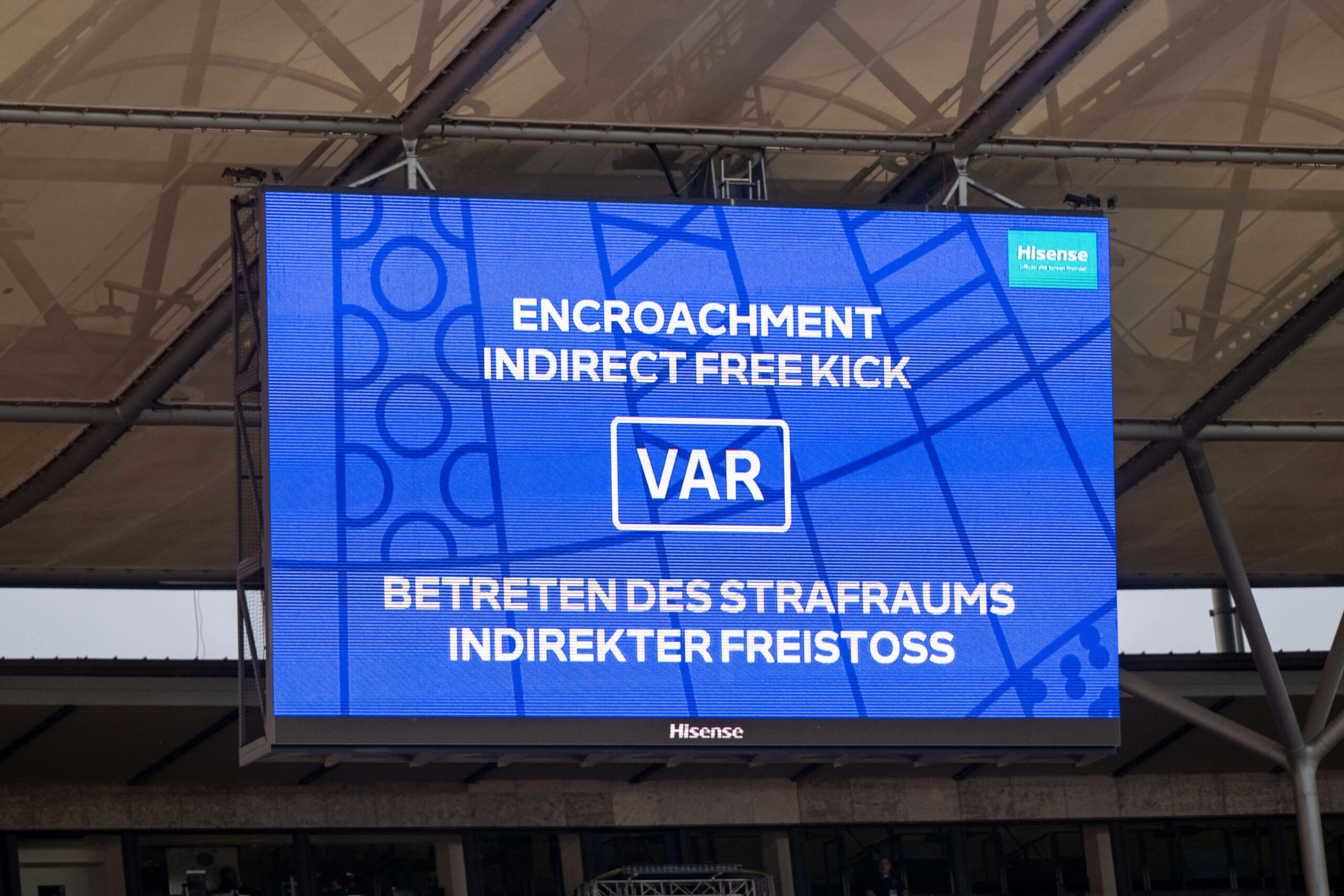 läuft ein Mitspieler des Strafstoß-Schützen zu früh in den Strafraum und kommt an den Ball, weil dieser nicht ins Tor gegangen ist, so ist das Spiel laut Regelwerk mit einem indirekten Freistoß für die verteidigende Mannschaft fortzuführen