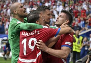 Serbien wahrt Achtelfinal-Chance mit Last-Minute-Ausgleich