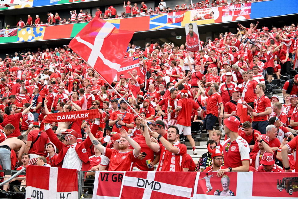 Ärger in Dänemark: Der dänische Fußball-Verband DBU muss wegen eines beleidigenden Banners seiner Fans eine Strafe in Hö