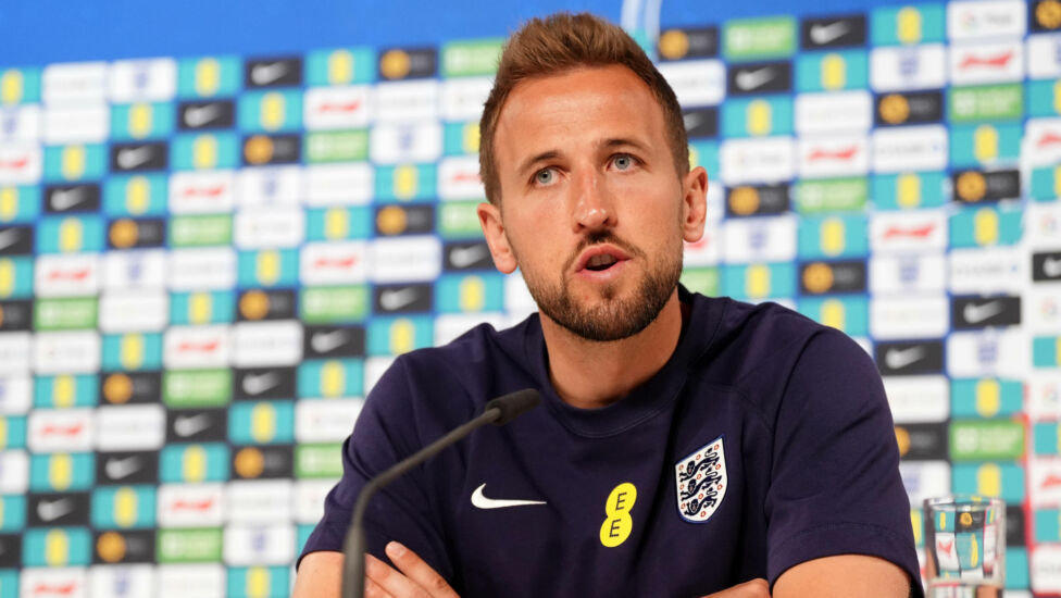 England-Kapitän Harry Kane hat dazu aufgerufen, trotz der bislang mäßigen EM-Leistungen der englischen Fußball-Nationalm