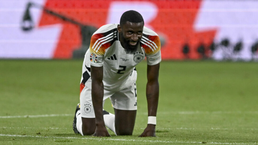 Die deutsche Fußball-Nationalmannschaft muss im EM-Achtelfinale um den Einsatz von Abwehrchef Antonio Rüdiger bangen