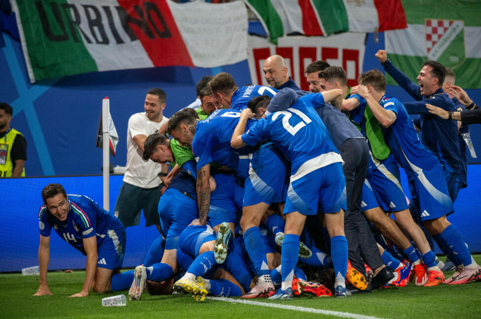 Last-Minute-Drama: Titelverteidiger Italien im Achtelfinale