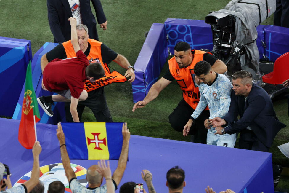 Fan springt von Tribüne Richtung Ronaldo