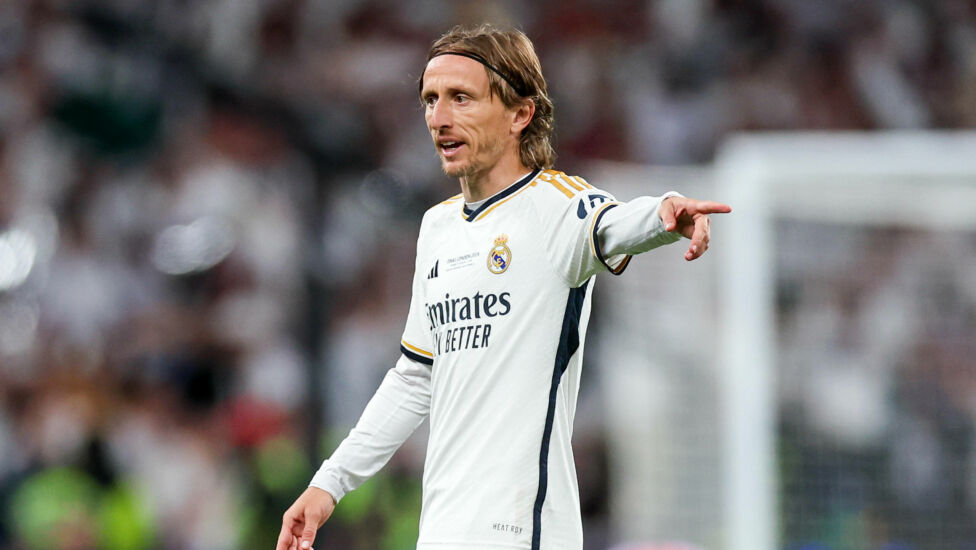 Der kroatische Spielmacher Luka Modric hat seinen auslaufenden Vertrag beim spanischen Meister Real Madrid um ein Jahr b
