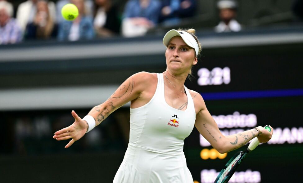 Titelverteidigerin Marketa Vondrousova hat sich schon in der ersten Runde des Grand-Slam-Turniers in Wimbledon verabschi