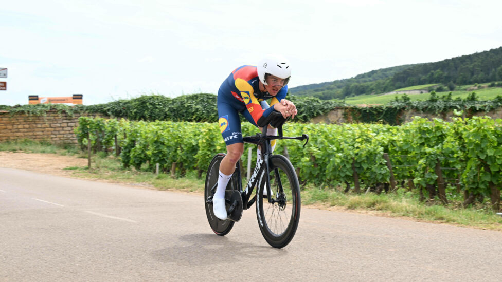 Kurz vor dem Start der achten Etappe der 111. Tour de France ist Ex-Weltmeister Mads Pedersen wegen der Folgen eines Stu