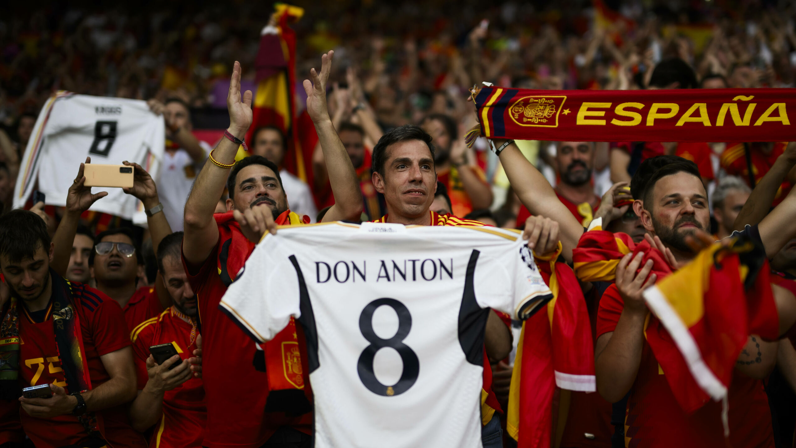 Spanische Fans huldigen Toni Kroos.  © Imago