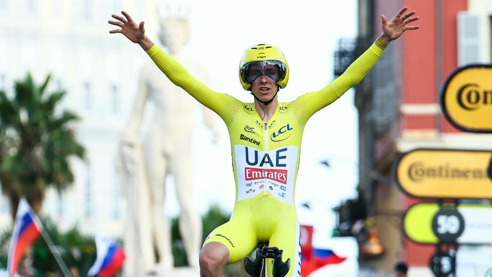 Der Slowene Tadej Pogacar hat seinen dritten Triumph bei der Tour de France am Sonntag mit dem sechsten Etappensieg vere