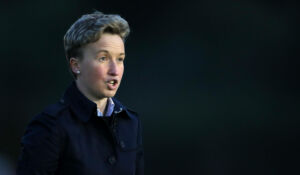Kanadas Fußball-Nationaltrainerin Bev Priestman muss ihr Olympia-Team nach mehreren Spionagevorfällen mit einer Drohne v