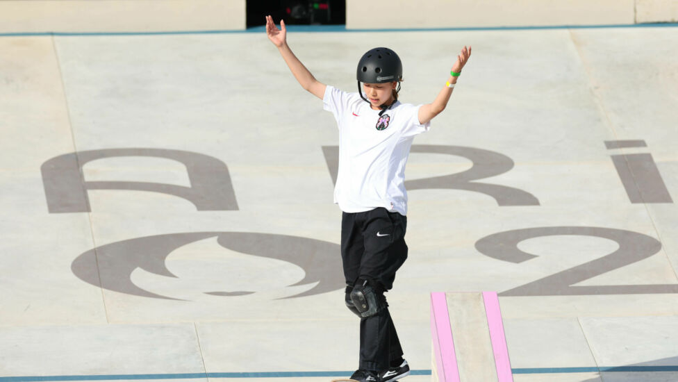 Die erst 14-jährige Japanerin Coco Yoshizawa hat sich bei den Olympischen Spielen in Paris die Skateboard-Goldmedaille i